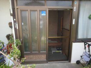 【施工レポート】玄関ドア網戸新設の工事