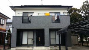 浜松市の外壁塗装リフォームの事例紹介｜1階・2階を塗り分け、引き締まった外観に！